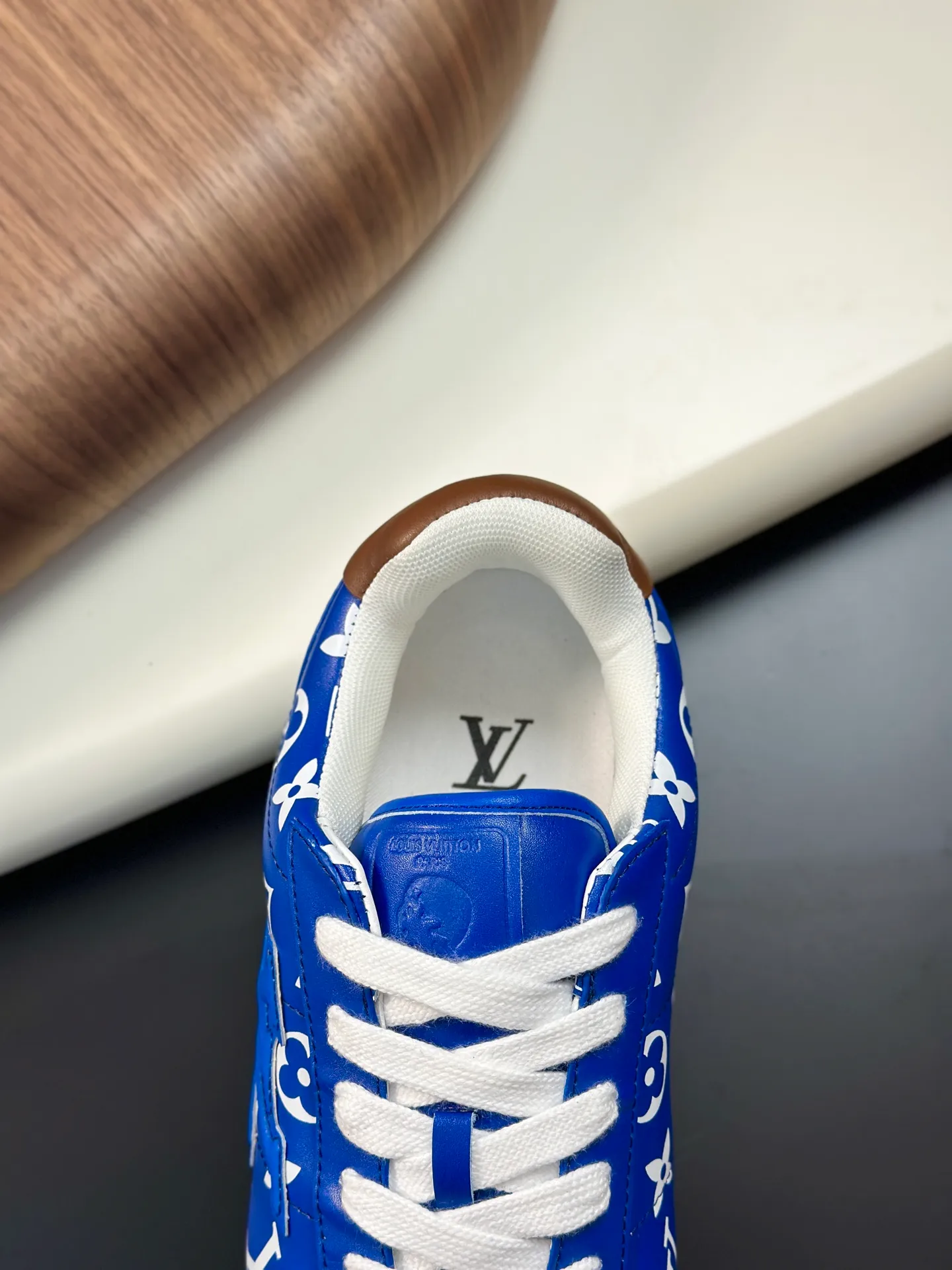 Factory direct sale ¥700💰Full set of packaging💰Top version LV-Louis Vuitton-Classic catwalk new style 1:1 developed replica of the original version! ! The upper foot is very comfortable. It is made of luxurious materials and fine workmanship. The midsole is printed with English letters "Made in Europe". The upper is made of calfskin imported from Italy. The side is decorated with the brand's LOGO and signature. The latest latex foot pads and mesh lining make the foot feel super comfortable. The original two-color TPU combination outsole is specially provided by the original factory. Bag technology Goodyear stitched edges Fabric: Exclusive custom first-layer cowhide Accessories: Exclusive private model Vuitton logo, lining: Customized silk mesh lining - first-layer silk cowhide lining Outsole: TPU combination outsole wear-resistant, non-slip and anti-yellowing Foot pads: new latex pads-mesh sweat-absorbent Counter technology: fully computerized sewing machine wire drawing Toe box back cover Hot and cold shaping Full set of pull-top last with medium and low logo pattern Counter packaging - Shoelaces, certificates, cards, instructions, certificates of quality, dust bags, the most comprehensive packaging on the Internet, men's size 339-44 (38/45 custom-made, non-refundable!